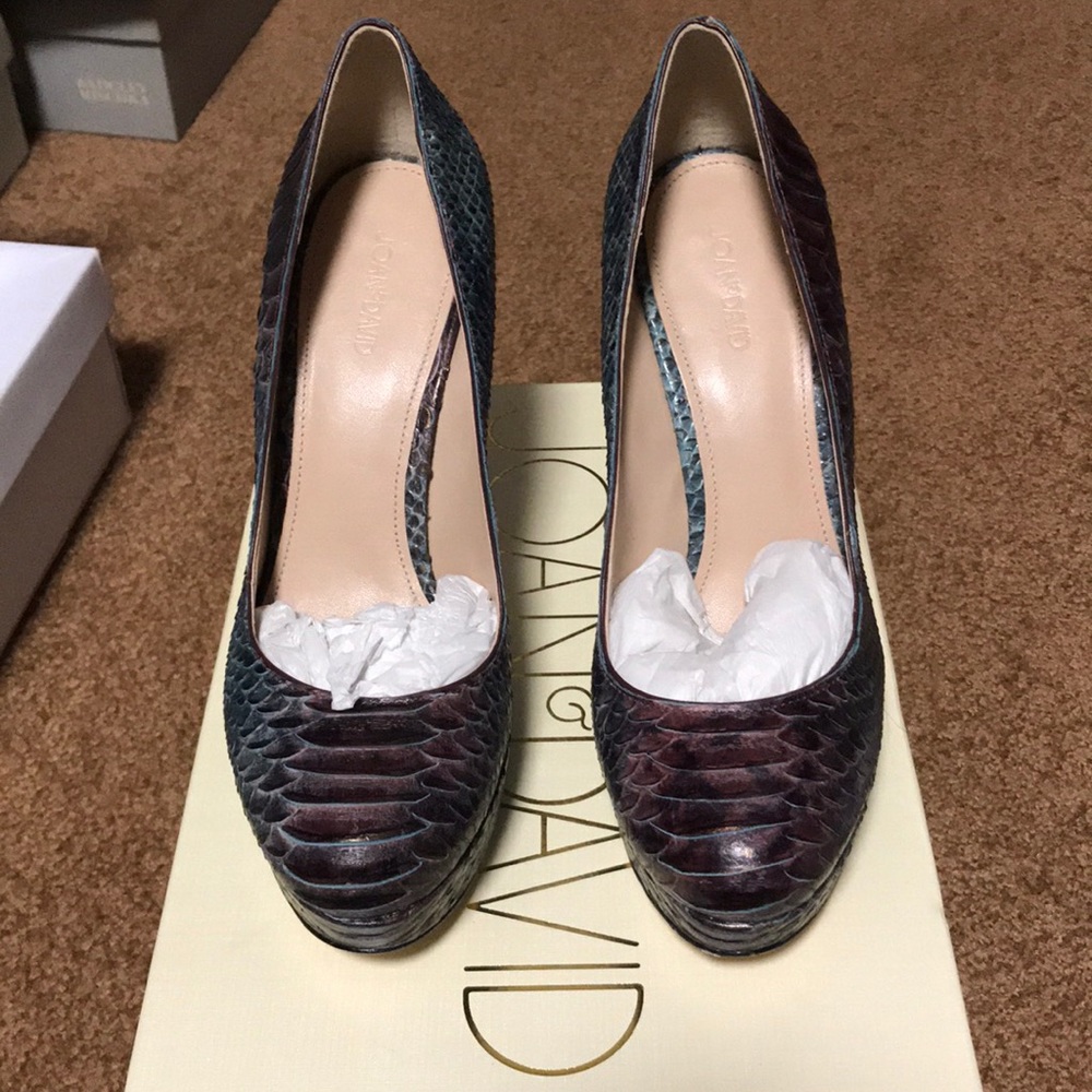 Joan and David Daquella Platform Pump Wine